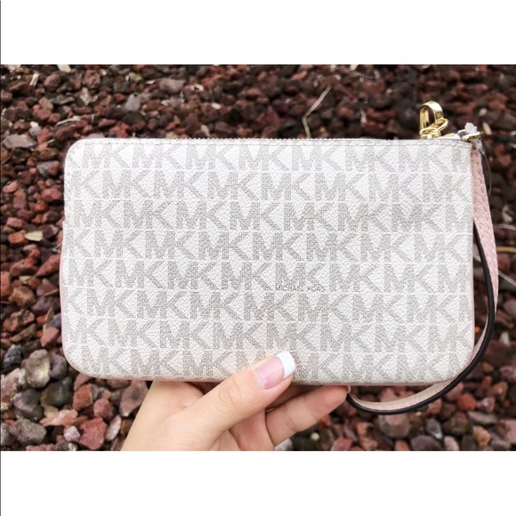 🌸Michael Kors Wristlet🌸 NWT - Picture 3 of 8